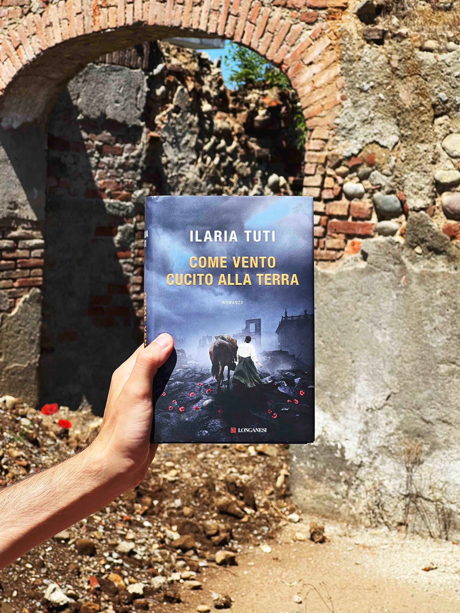 Ilaria Tuti-COME VENTO CUCITO ALLA TERRA–Immagini, colori, suoni,  sentimenti e fatti: quando le donne ricuciono ciò che la guerra lacera. –  Affascinailtuocuore